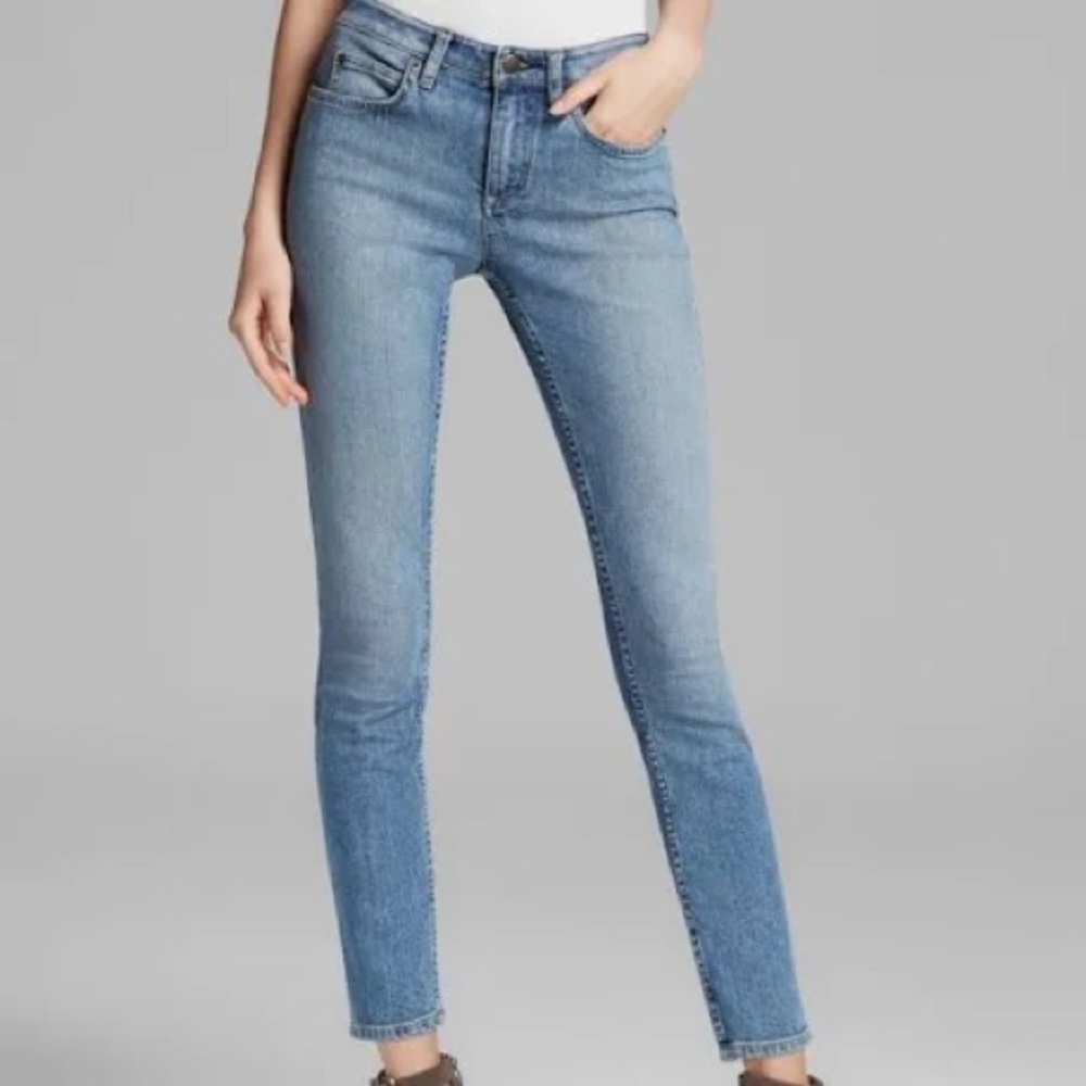 Theory women’s Billy A skinny jeans in medium wash. Size 28